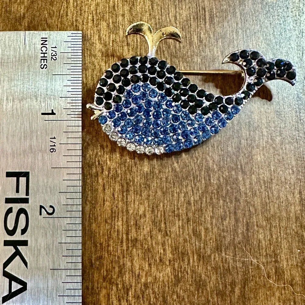 NWOT - Sparkling Blue Rhinestone Whale Brooch - Picture 8 of 9